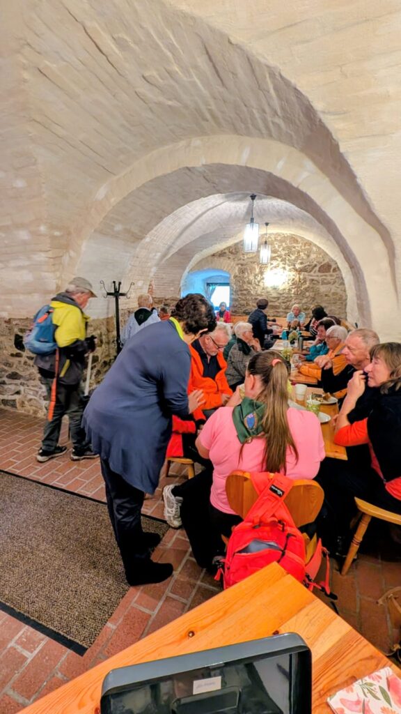 Bei Kaffee und Kuchen im Burgkeller